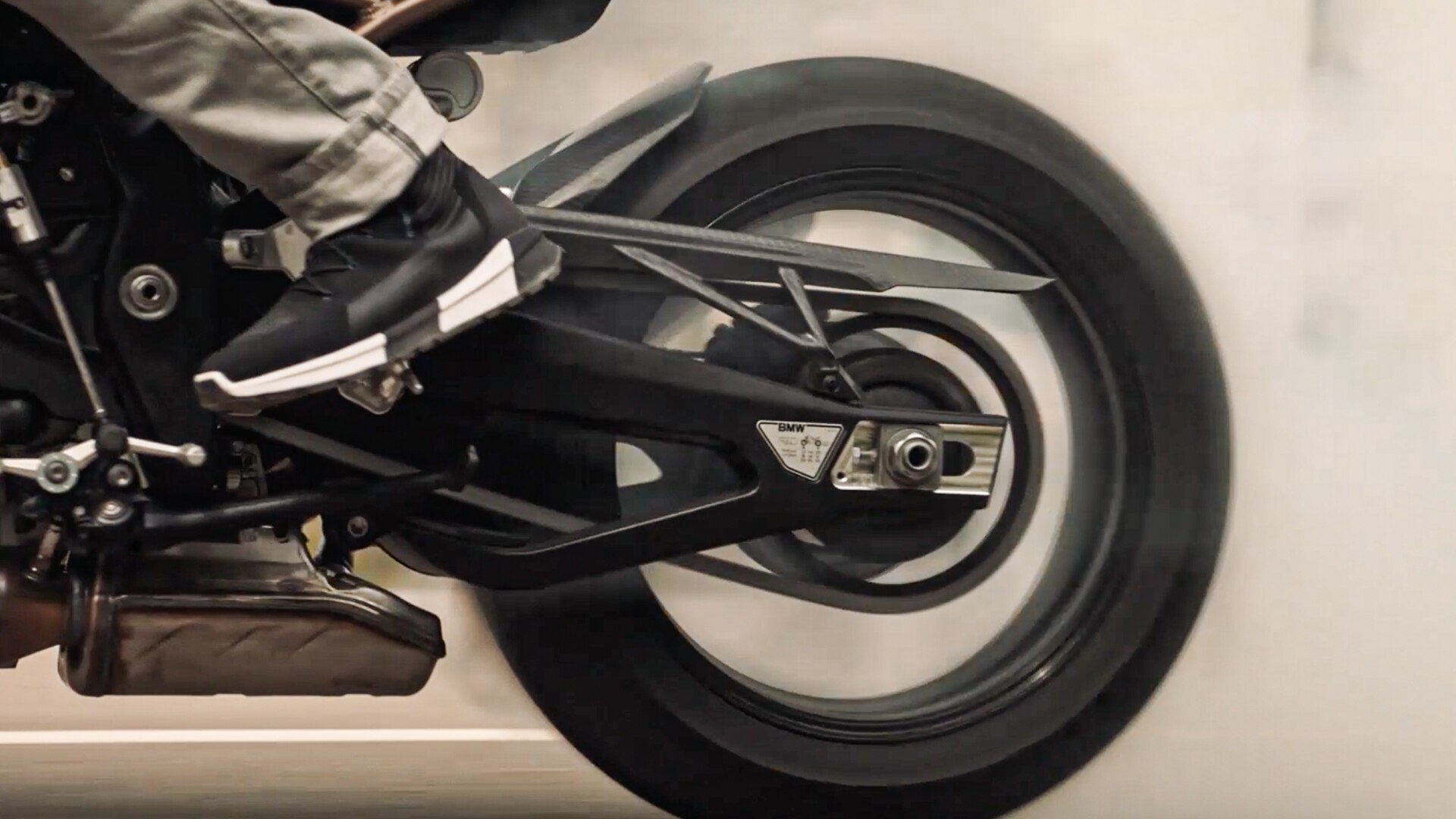 Vidíme jazdnú sekvenciu modelu S 1000 R.