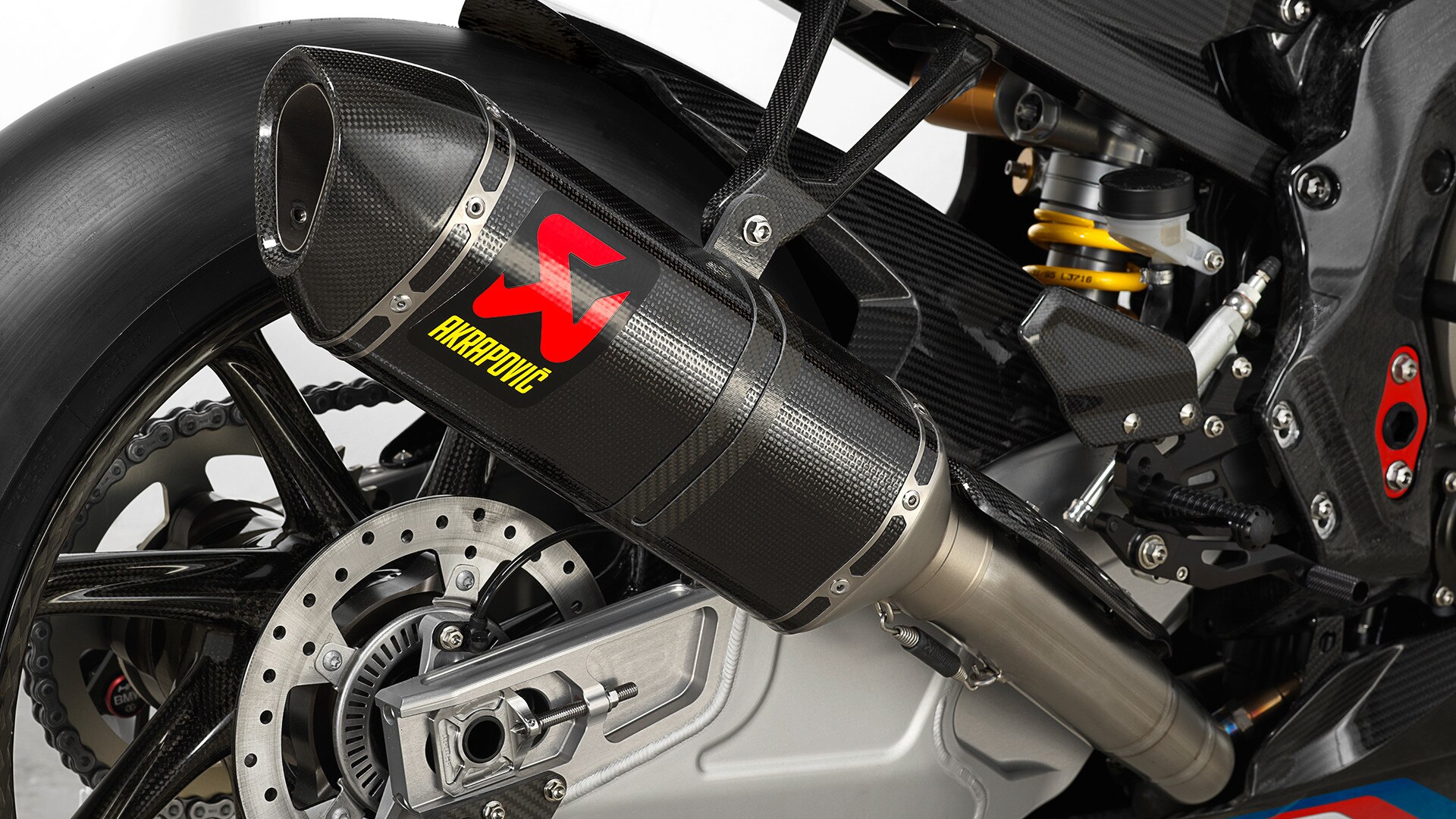 Pevný titánový výfukový systém Akrapovič modelu HP4 Race