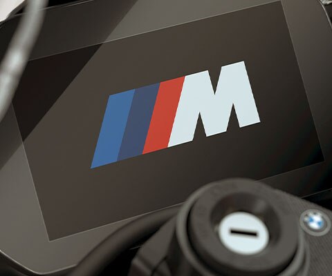 Vidíme animáciu na štarte s logom M v kokpite M RR.