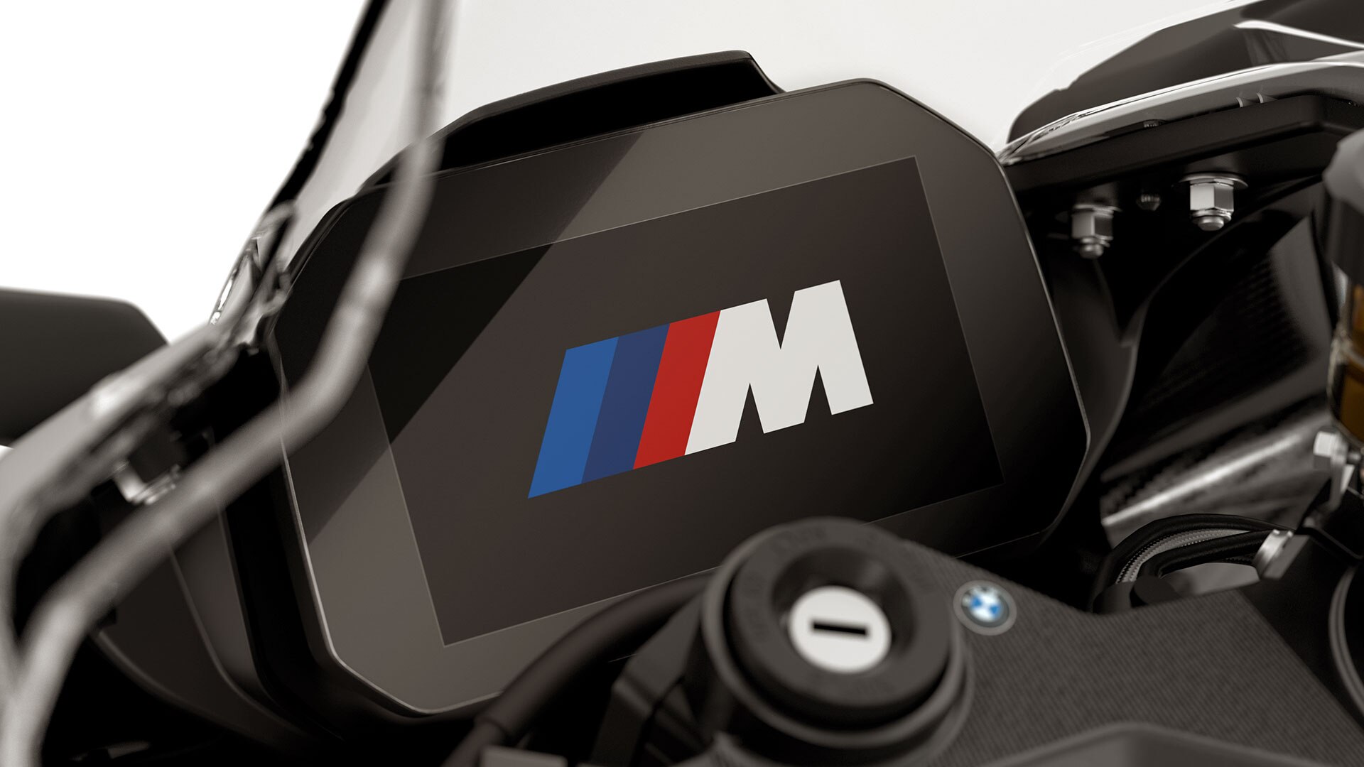 Vidíme animáciu na štarte s logom M v kokpite M RR.