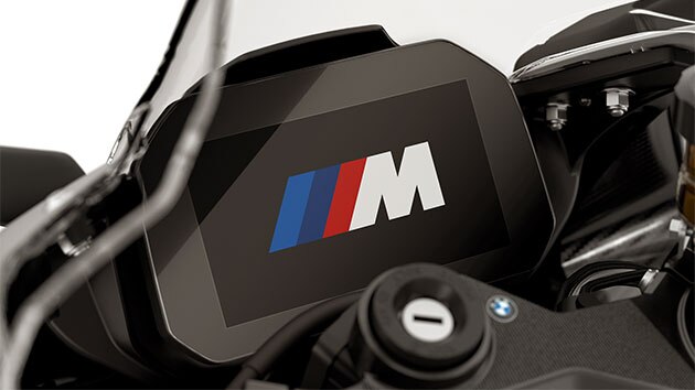 Vidíme animáciu na štarte s logom M v kokpite M RR.