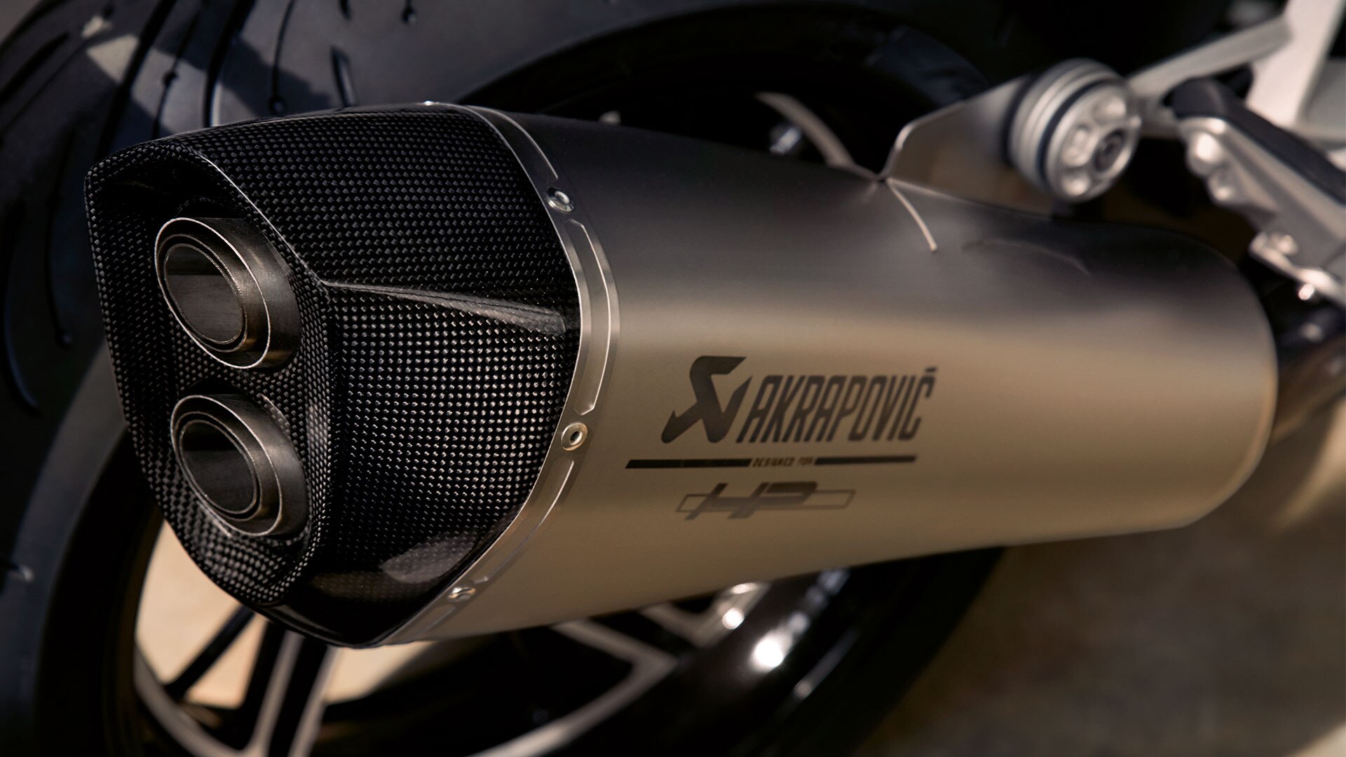 BMW R 1250 R s HP športovým tlmičom výfuku