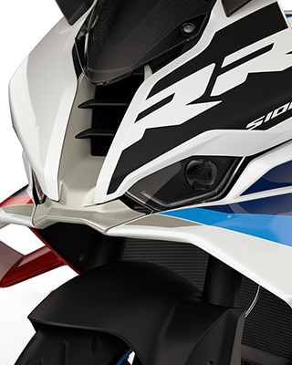 Dynamický pohľad spredu a vysoký čelný štít modelu S 1000 RR