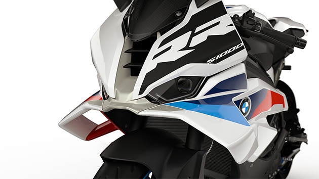Dynamický pohľad spredu a vysoký čelný štít modelu S 1000 RR