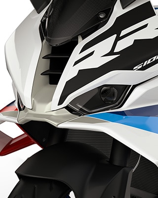 Dynamický pohľad spredu a vysoký čelný štít modelu S 1000 RR