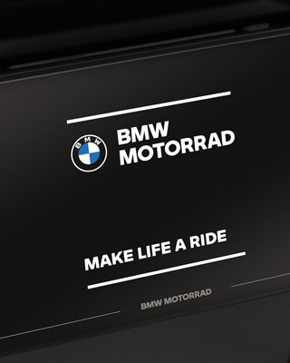 Zaostrené na farebný displej s úvodnou obrazovkou BMW Motorrad.