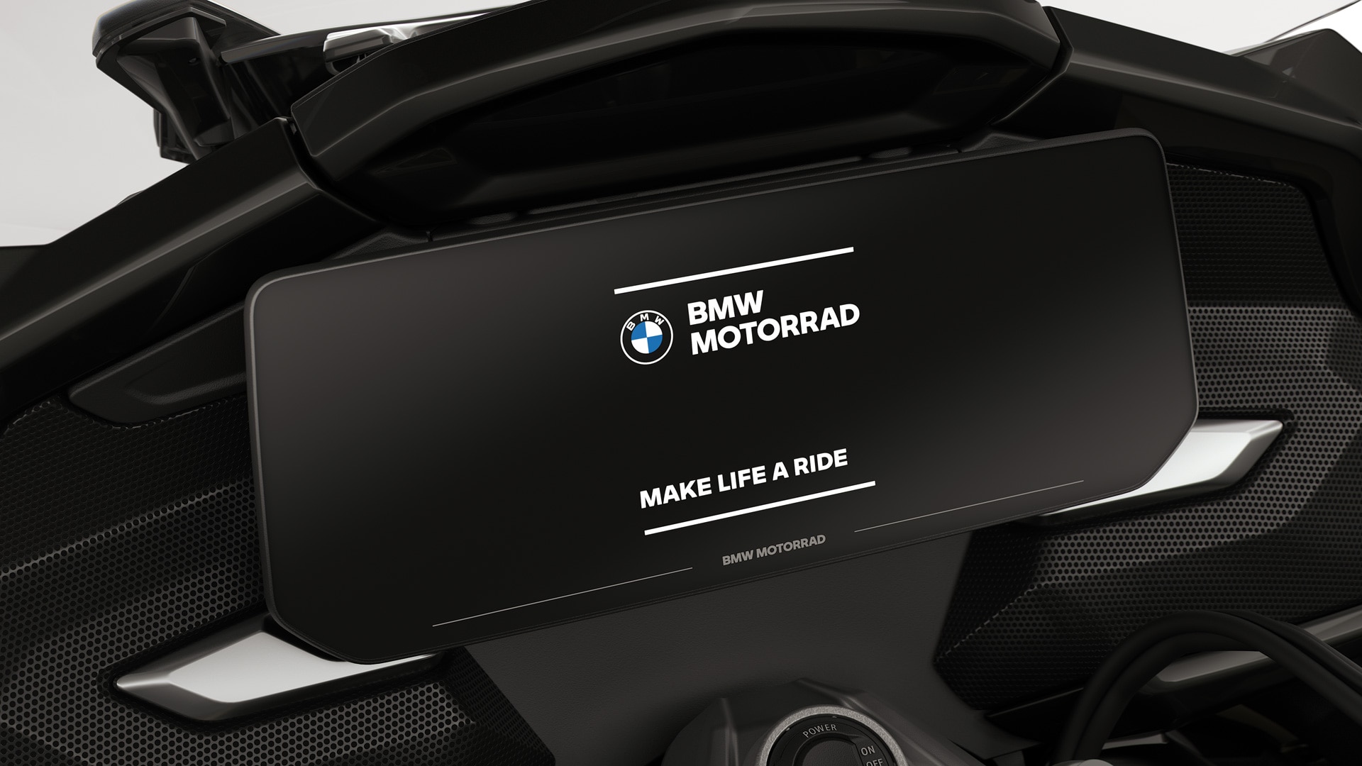 Zaostrené na farebný displej s úvodnou obrazovkou BMW Motorrad.
