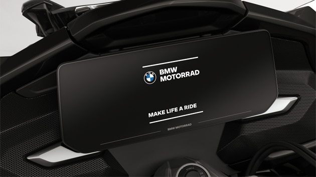 Zaostrené na farebný displej s úvodnou obrazovkou BMW Motorrad.