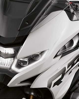 Vidíme novú prednú časť s LED svetlometom modelu R 1250 RT.