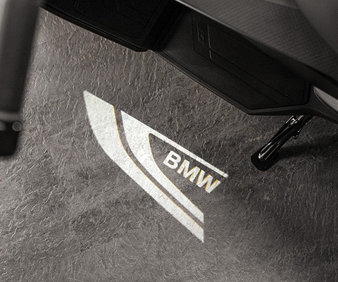 C 400 GT od BMW Motorrad s osvetlením spodnej časti a projekciou loga
