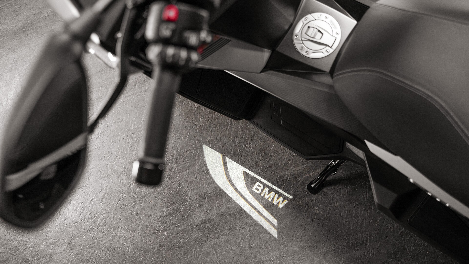 C 400 GT od BMW Motorrad s osvetlením spodnej časti a projekciou loga