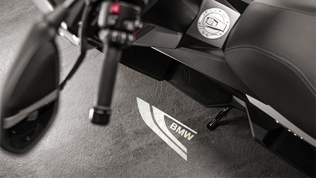 C 400 GT od BMW Motorrad s osvetlením spodnej časti a projekciou loga