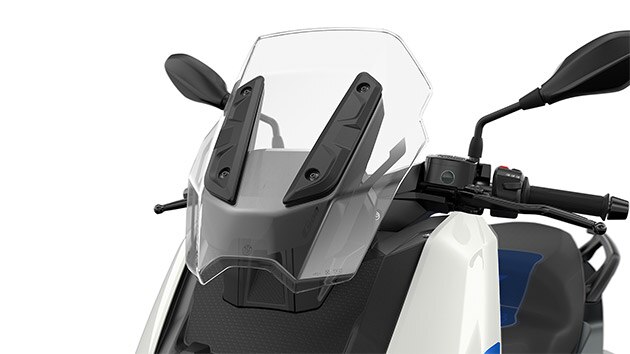 Vidíme čelný štít modelu C 400 X.