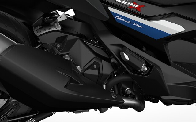 Vidíme jednovalcový spaľovací motor modelu C 400 X.