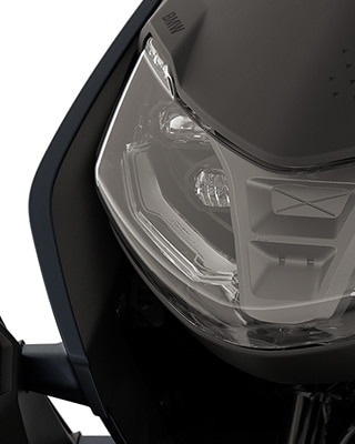 Predná časť BMW CE 04 so zameraním na svetlomety LED.