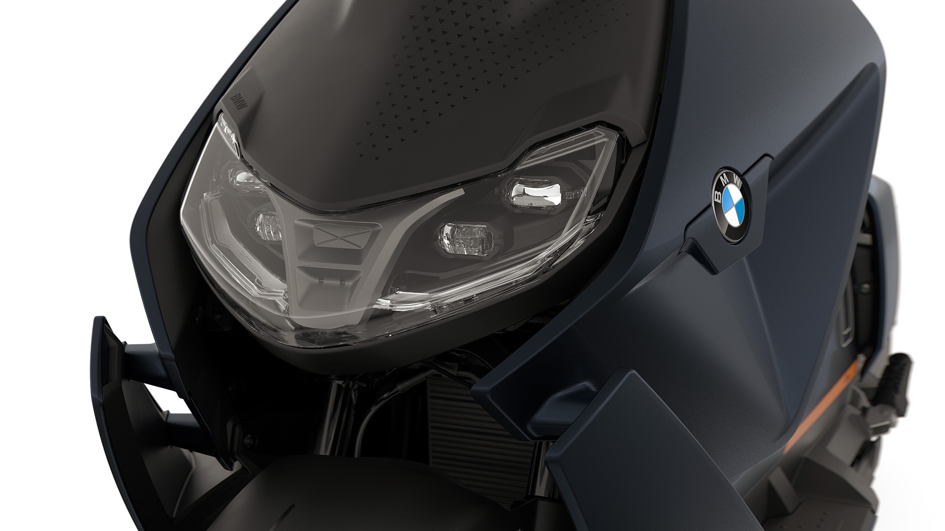 Predná časť BMW CE 04 so zameraním na svetlomety LED.