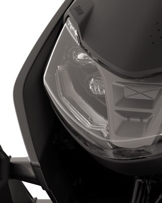 Predná časť BMW CE 04 so zameraním na svetlomety LED.