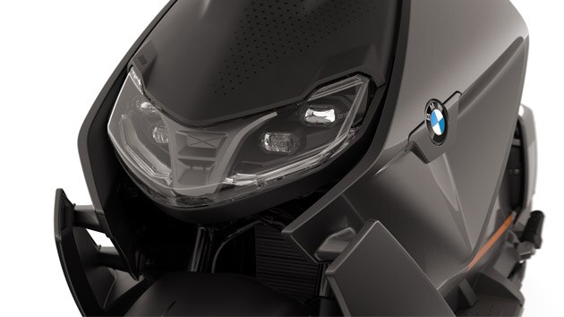 Predná časť BMW CE 04 so zameraním na svetlomety LED.