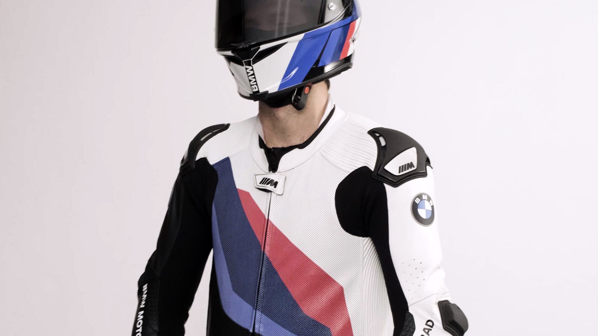 Video, v ktorom sa predstavuje kombinéza M Pro Race Comp od BMW Motorrad – vrátane premyslených bezpečnostných prvkov pre pretekárov.